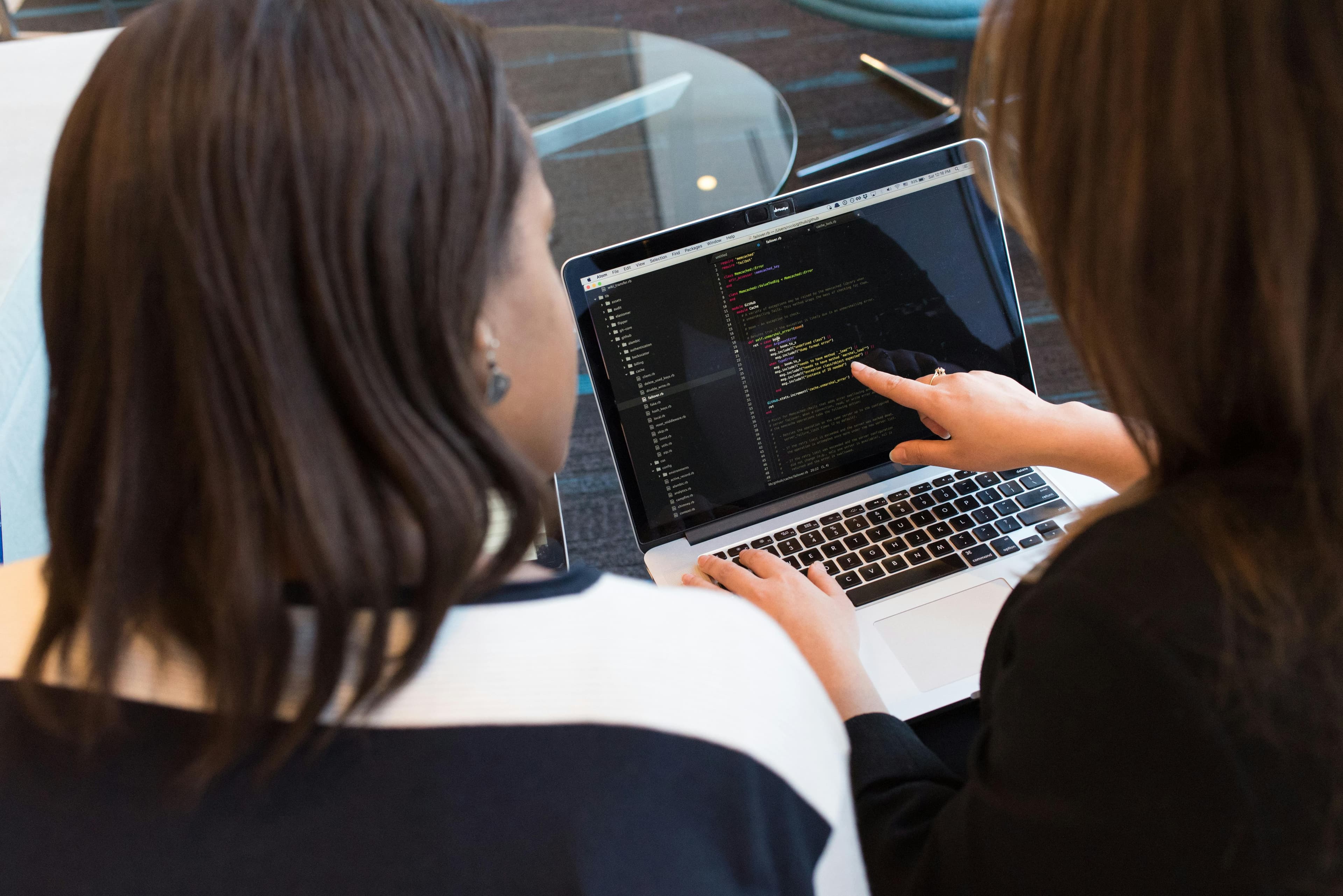 Freelance Developers vs. Agencies: Why Freelancers Win for Startups